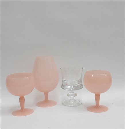 Lotto composto da tre coppe portacandele in vetro rosa ed una in cristallo...