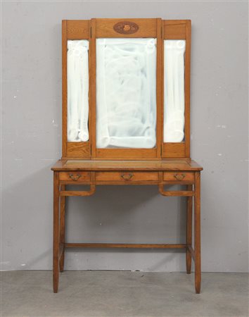 Tavolino toilette con tre cassetti nella fascia sormontato da specchiera con...