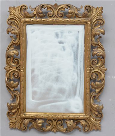 Specchiera in stile barocco con cornice in legno intagliato e dorato a foglie...