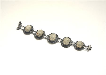 Bracciale di manifattura orientale in argento decorato con scarabei