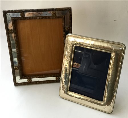 Lotto composto da una cornice con bordo decorato a specchi e una in lamina...