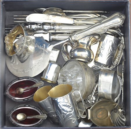 Scatola contenente numerose bomboniere in argento e metallo argentato di...