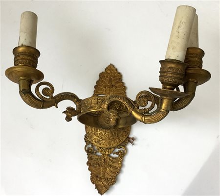 Applique in bronzo dorato e cesellato a foglie e grappoli d'uva. Secolo XIX...