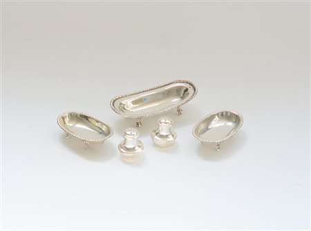 Lotto composto da tre saliere a vaschetta e un sale/pepe in argento (gr. 148)