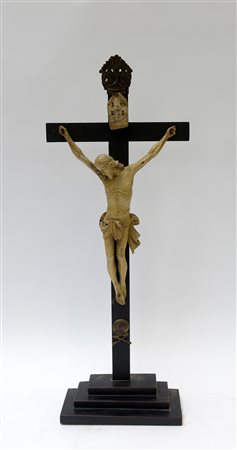Arte del secolo XIX "Cristo crocifisso" scultura in legno laccato con base e...