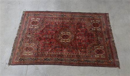 Tappeto Shiraz, Persia sec. XX Disegno a medaglione ottagonale su fondo rosso...