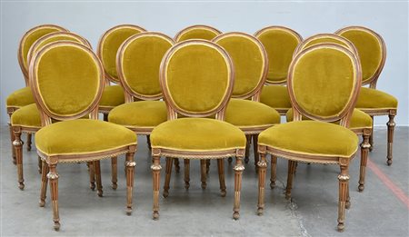 Gruppo di dodici sedie con schienale sagomato e gambe scanalate, rivestite in...