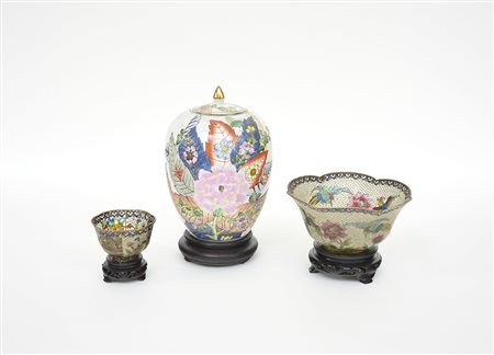 Lotto composto da una potiche in porcellana policroma e due ciotoline in...