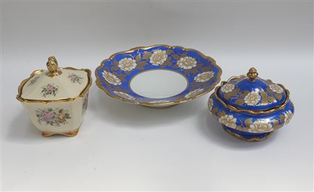 Lotto composto da un'alzata e una biscottiera a decoro floreale su fondo blu...