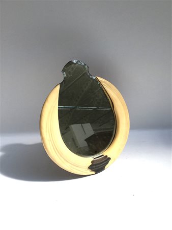 Specchio da tavolo con cornice in osso e vetro sagomato, parte inferiore con...