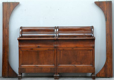 Letto matrimoniale in noce con sponde a barca composto da due letti singoli...