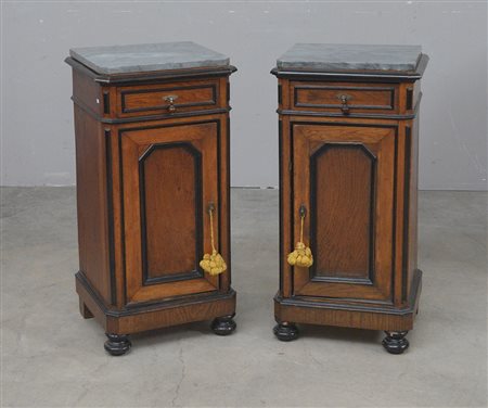 Coppia di comodini lombardi con filettature ebanizzate ad un cassetto e uno...