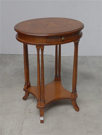 Tavolino ovale con sostegno a colonnine, cassetto e piano inferiore sagomato...