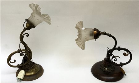 Lotto di due lampade da tavolo con struttura in metallo e paralume in vetro...