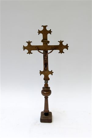 Antica croce astile in bronzo (h. cm 41) (difetti)