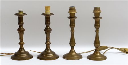 Lotto di due coppie di lampade da tavolo in bronzo con paralumi, dimensioni...
