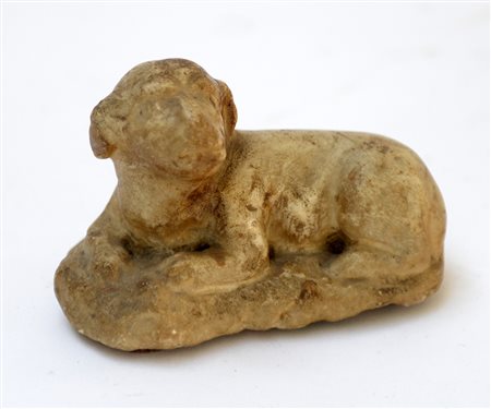 Arte del secolo XVIII. Scultura in marmo raffigurante un cane a riposo (h. cm...