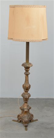 Candeliere tripode in legno intagliato e dorato montato a luce elettrica (h...