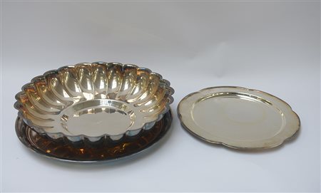 Lotto composto da tre oggetti diversi in metallo argentato (difetti)