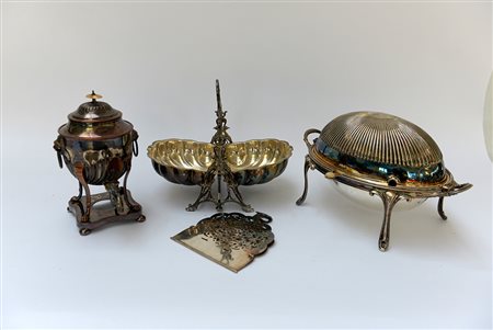 Lotto composto da un samovar, una biscottiera, due scaldavivande in metallo...