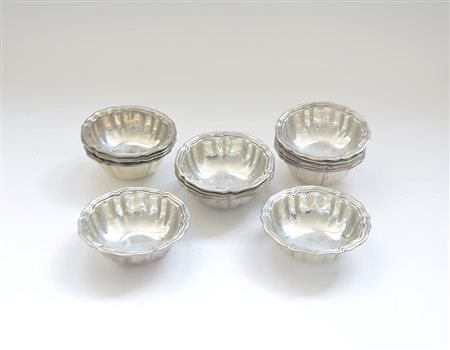 Gruppo di sedici lavadita in argento con bordi sagomati. Titolo 800 (gr....