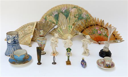Lotto composto da quindici tra timbri, ventagli e oggetti in ceramica di...