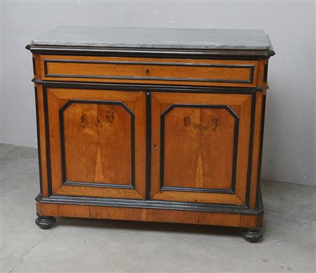 Comò lombardo con filettature ebanizzate, grande cassetto nella fascia e due...