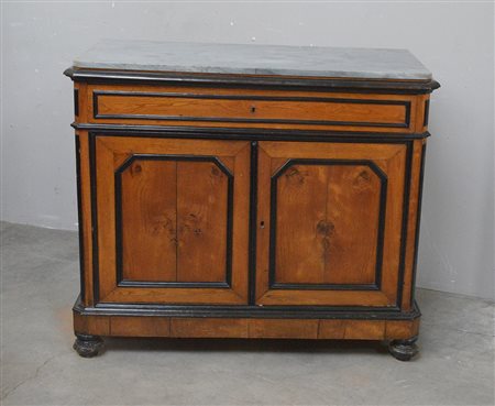 Comò lombardo con filettature ebanizzate, grande cassetto nella fascia e due...