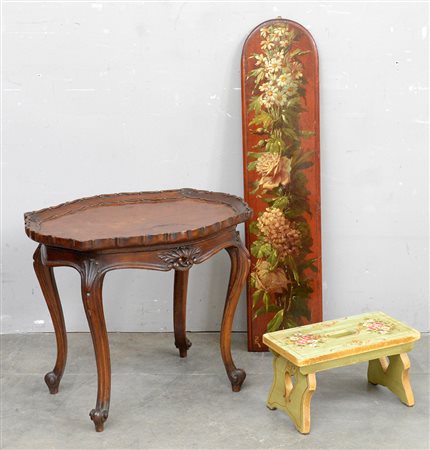 Tavolino da salotto di forma mossa con piano a vassoio unito ad un panchetto...