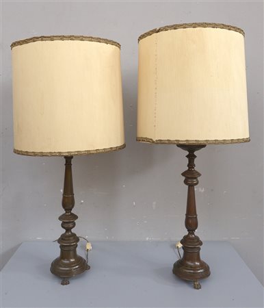 Coppia di portaceri in metallo tornito con zampe ferine montate a luce...