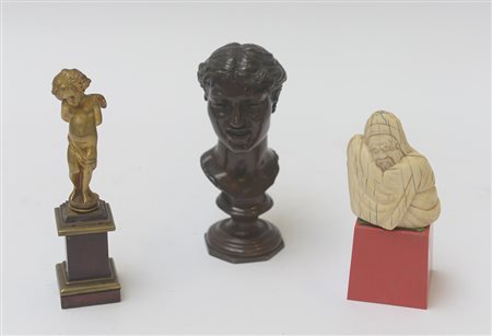 Lotto composto da tre sculturine in bronzo e osso di epoche e manifatture...
