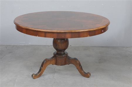 Tavolo tondo con colonna a balaustro su tre gambe mosse, piano filettato....