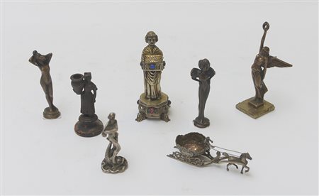 Lotto composto sette piccoli oggetti in argento e materiali diversi (difetti)