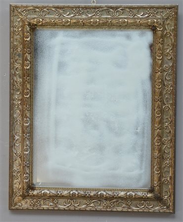 Specchiera con cornice in legno intagliato e argentato a decoro floreale,...
