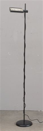 Lampada a stelo a luce alogena con fusto in metallo laccato nero. Italia,...