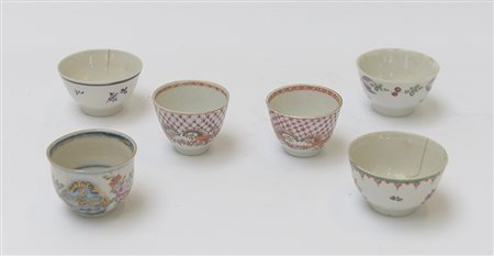 Manifatture diverse, secolo XVIII / XIX. Gruppo di sei tazzine in porcellana...