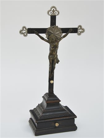 Crocifisso in argento con croce e base in legno. Cassetto nella fascia con...