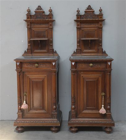 Coppia di comodini di struttura architettonica ad un cassetto e uno...