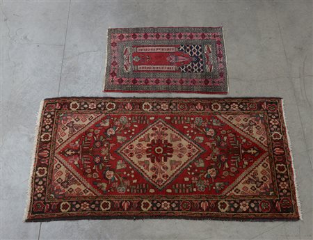 Lotto composto da due tappeti orientali con decori floreali geometrici, uno a...