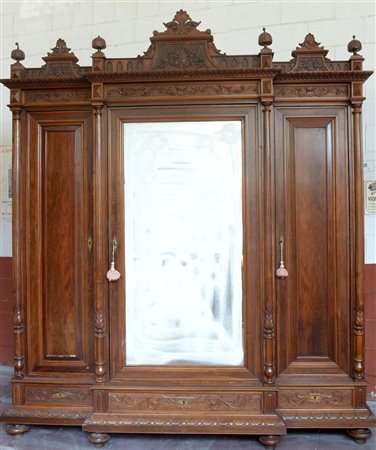 Armadio da camera di struttura architettonica a tre sportelli con avancorpo...