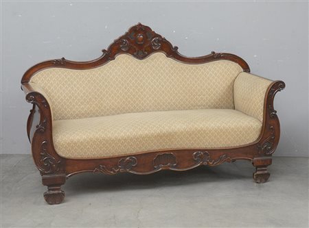 Divano a tre posti in legno con struttura mossa in noce intagliato a volute e...