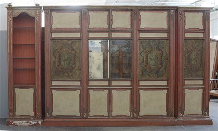 Mobile guardaroba con pannelli laccati, dipinti e quelli centrali con...