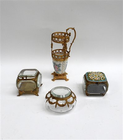 Lotto composto da tre cofanetti in metallo e cristallo, di cui uno con...