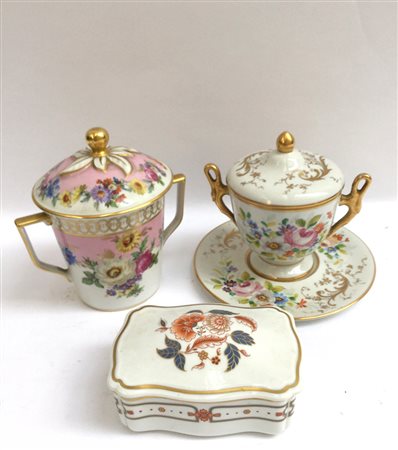 Lotto composto da una biscottiera, una zuccheriera con piattino e una...