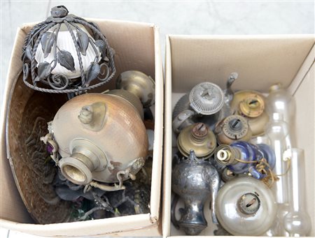 Due cartoni contenenti numerosi oggetti in metallo (difetti)