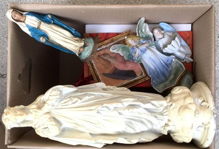 Scatola contenente numerosi oggetti per uso devozionale (difetti)