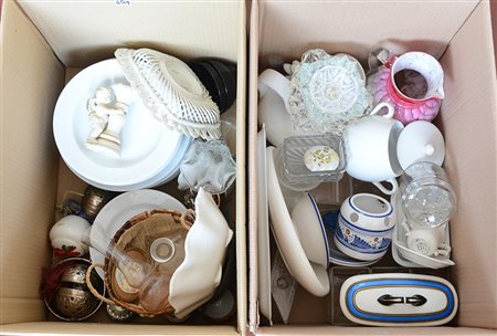 Lotto di due cartoni contenenti numerosi oggetti per uso differente (difetti)