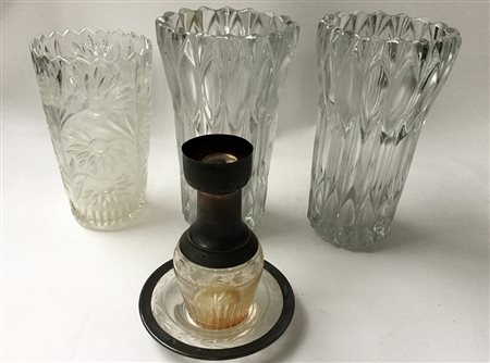 Lotto composto da tre vasi in cristallo sfaccettato e un portaprofumo in...