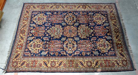 Tappeto nazionale con decoro in stile Ushak con medaglioni policromi in file...