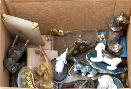 Cartone contenente numerose sculture in materiali diversi raffiguranti cani e...